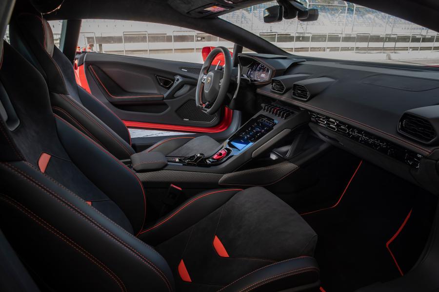 Интерьер Lamborghini Huracan EVO (LB724) 2019 года  (фото 25 из 87)